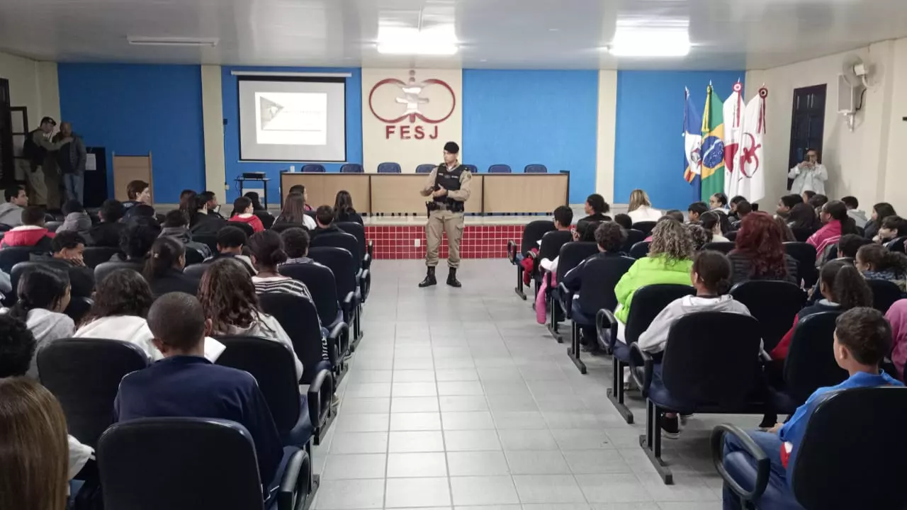 Alunos participam de palestra sobre conscientização no trânsito em Santos Dumont